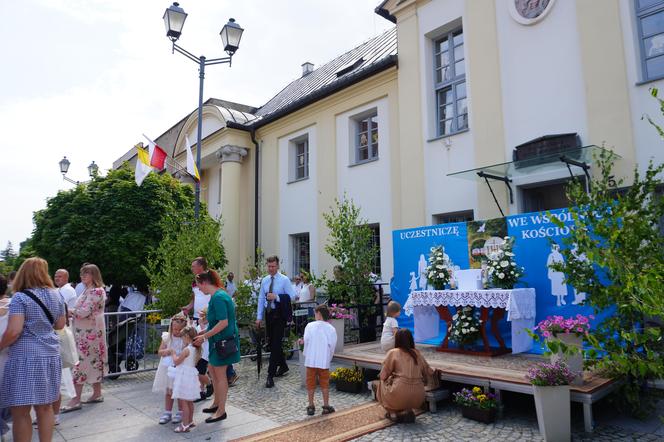 Boże Ciało 2024. Tłumy wiernych przeszły w procesji ulicami Białegostoku