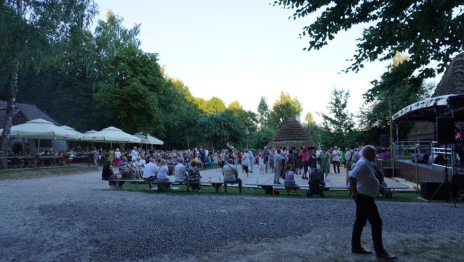 Sielanka na parkiecie w Muzeum Wsi Lubelskiej pod gołym niebem! Za nami kolejna potańcówka w rytmie miejskiego folkloru z Warszawy i Lwowa