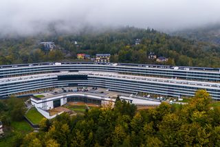 Wije się jak wąż! To najdłuższy hotel w Europie. Ma 330 metrów 