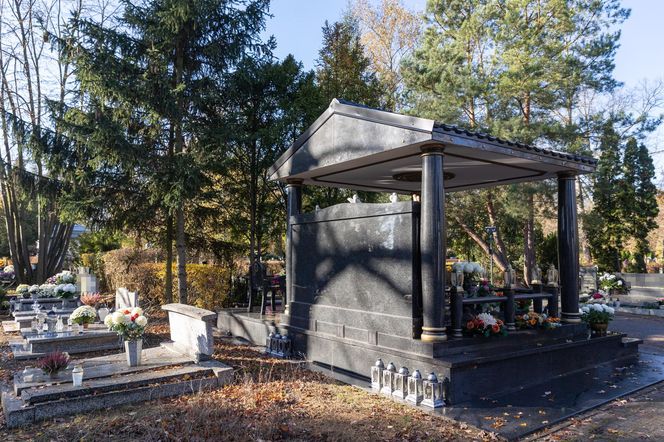 Tego grobu nikt się nie spodziewał! Zadaszenie, stół i krzesła na cmentarzu w Poznaniu