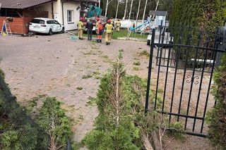 Tragedia w Sochaczewie. Przewoził stal cieżarówką, wjechał w dom. Jedna osoba nie żyje