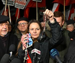 Manifestacja przed aresztem śledczym, w którym przebywa Mariusz Kamiński