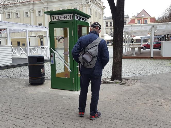 Przy wejściu na Rynek w Lesznie stanęła budka telefoniczna