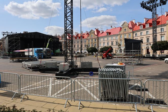 Przed sobotnim koncertem trwa budowa sceny na pl. Zamkowym w Lublinie