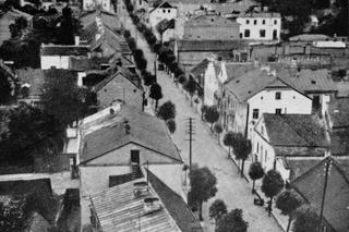 Białystok - ul. Warszawska. Widok z kościoła św. Wojciecha w stronę ul. Sienkiewicza. W głębi po prawej widać budynek III LO przy ul - lata 1935-1940
