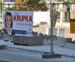Kampania wyborcza w Kielcach. Najwięcej plakatów kandydatów do Sejmu i Senatu jest w śródmieściu. Niektóre także na ogrodzeniach inwestycji