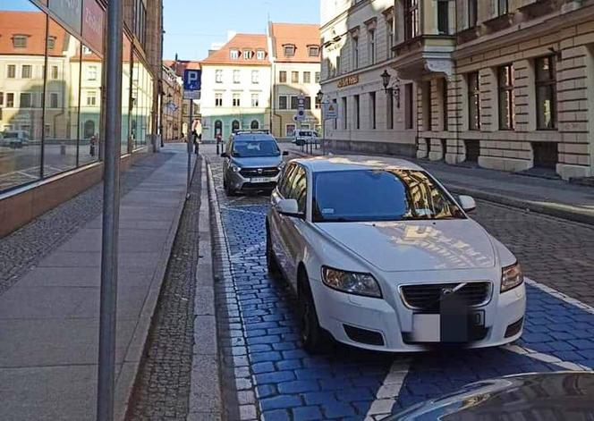 Kobieta parkowała swoje volvo na miejscu dla niepełnosprawnych  