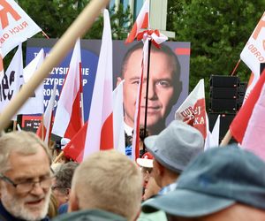 Banery na powitanie Nawrockiego 