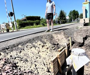 Tomasz Hejna na Przejeździe kolejowy łączącym Morasko z Piątkowem 