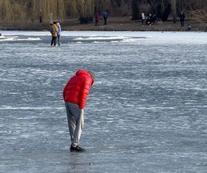 Skrajna nieodpowiedzialność. Spacerują po płytkim lodzie z dziećmi i psami. Dramat na Pradze-Południe w Warszawie