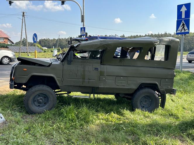 Wojskowe auto wylądowało na dachu. Ranny 34-latek