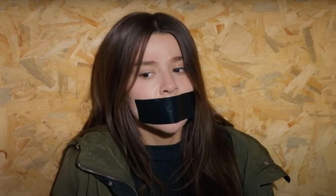Ege uratuje Zeynep, choć porywacz pchnie ją nożem.