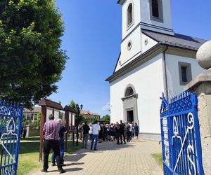 Kolorowe kwiaty i morze łez na pogrzebie Katarzyny z Raby Wyżnej. Zazdrosny mąż zabił ją 10 metrów od domu