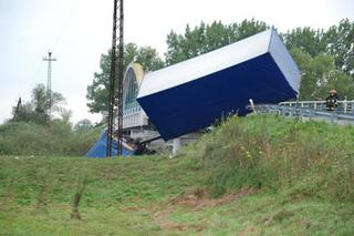 Ciężarówka spadła z mostu  