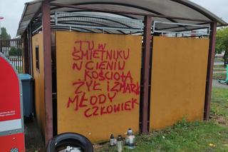 Zwłoki mężczyzny w śmietniku na terenie Torunia. Kontrowersyjny napis