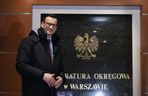 Mateusz Morawiecki pojawił się w budynku prokuratury w Warszawie. Ma usłyszeć zarzuty ws. wyborów korespondencyjnych z 2020 roku