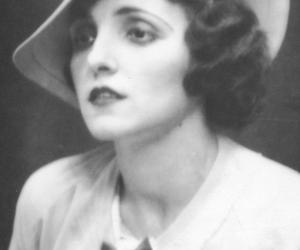 Aktorka Janina Sikorska w jednej ze scen przedstawienia. Światowid nr 2/596 z 11.01.1936.