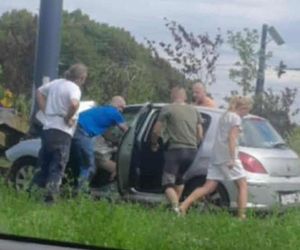Poważny wypadek w Sosnowcu. Kierujący wjechał w słup 