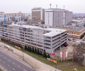 Gigantyczny parking przy Narodowym Instytucie Onkologii w Warszawie.