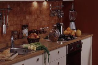 Ściana w kuchni: aranżacja kuchni wykończonej brukiem drewnianym
