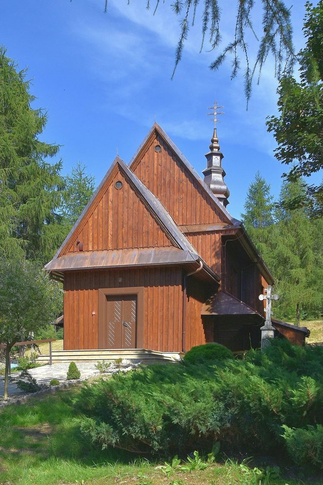 To jedna z najciekawszych wsi w Małopolsce. Kiedyś rozdzielono ją na dwie połowy