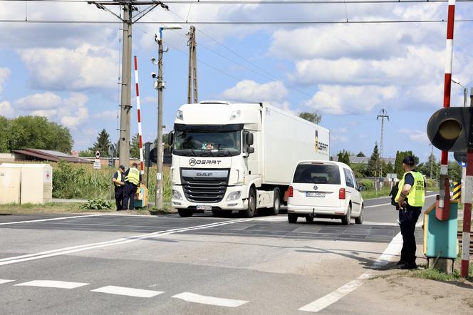 Kierowcy łamią przepisy, więc PKP chciało zamknąć rogatki w Ołtarzewie. Nie wyszło! 