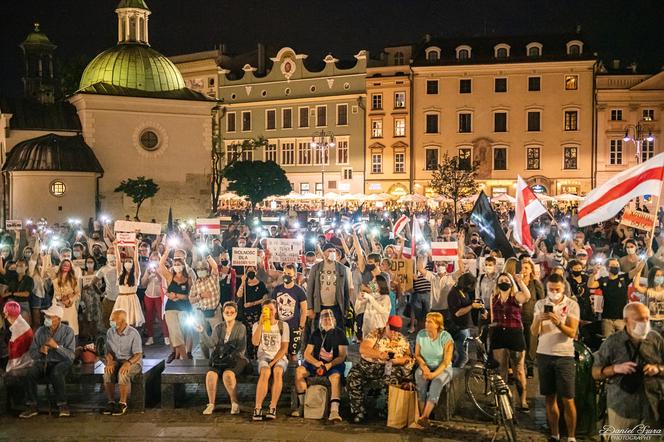 Manifestacja Białorusinów na rynku w Krakowie. "Precz z Łukaszenką!"