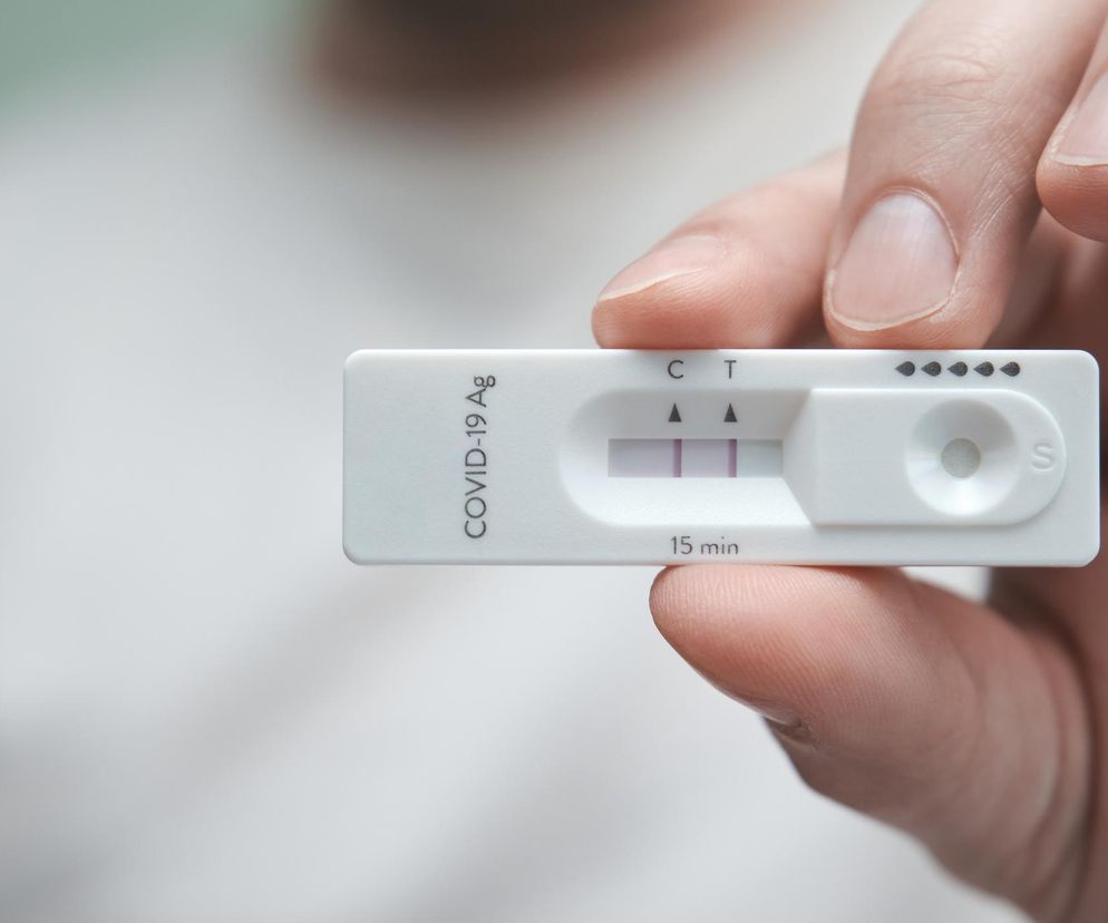 Coraz więcej zakażeń COVID-19. Dr Grzesiowski wylicza najnowsze objawy