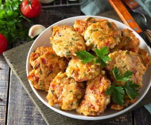 Kotlety korsarza - siekane kotlety z  kurczaka z ananasem i serem