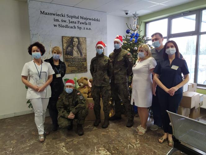 Kadra Mazowieckiego Szpitala Wojewódzkiego w Siedlcach z żołnierzami 18. Dywizji Zmechanizowanej, którzy przekazali prezenty dla małych pacjentów