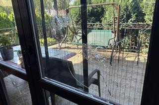 Usiłował zabić sześć osób. Policja pokazała jak wygląda dom po ostrzelaniu 