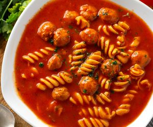 Pomidorowa z klopsikami i makaronem: pokrzepiająca zupa z mięsną wkładką