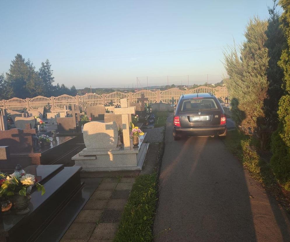 Chciał ukryć się przed policją na cmentarzu. Dlatego jeździł autem po alejkach 