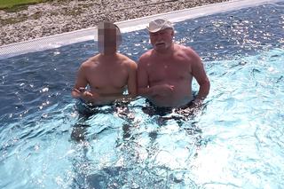 Lech Wałęsa szpanuje nakryciem głowy w basenie