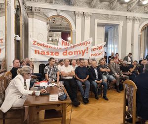 Protest mieszkańców sprzeciwiających się budowie wschodniej obwodnicy Tarnowa na granicy z Wolą Rzędzińską
