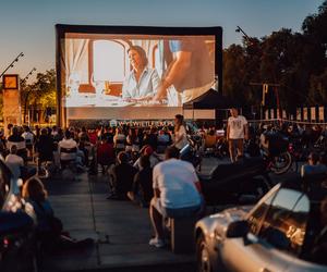 Tłumy ludzi i świetna atmosfera. Wystartowało plenerowe Kino Letnie w Centrum Historii Zajezdnia [GALERIA]