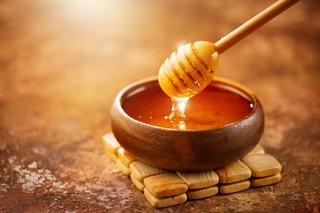 Genialny trik od profesjonalnych pszczelarzy, który pomoże Ci sprawdzić, czy miód nie został sztucznie słodzony. W ten sposób rozpoznasz prawdziwy miód