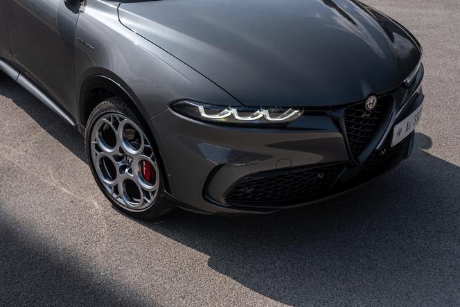 Alfa Romeo Tonale dzieli podzespoły z Jeepem Compassem i wcale tego nie czuć