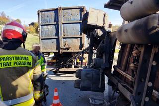 Tęgoborze. Przyczepa wypadła z ostrego zakrętu. Zgubiła kilka ton towaru