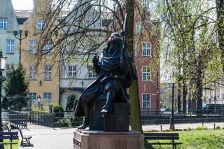 Król, Neptun i astronom przypominają o noszeniu maseczek