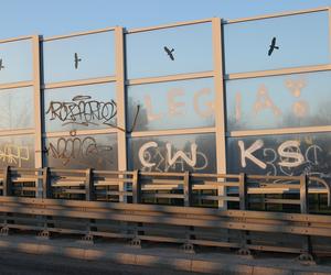 Nikt nie chce zmyć graffiti z wiaduktu. Urzędniczy ping pong na Choszczówce