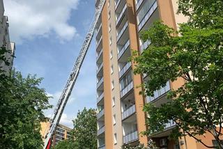 Pożar bloku na Gocławiu. Balkon wieżowca stanął w ogniu