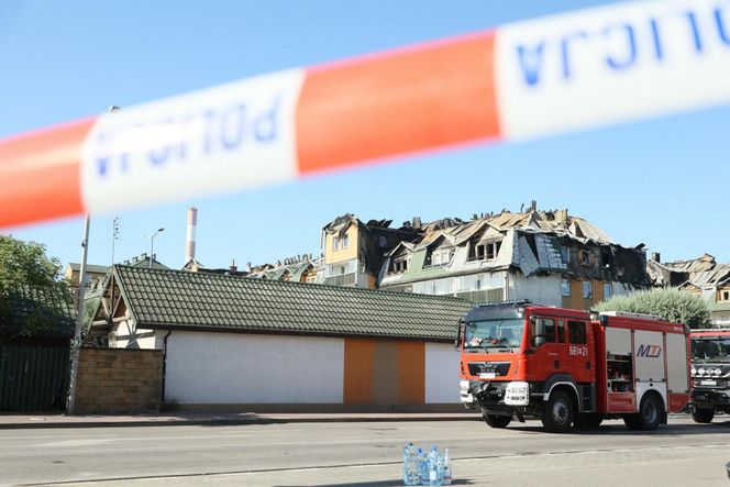  Zniszczenia bloku mieszkalnego po pożarze w Ząbkach
