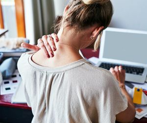 Technologiczny ból szyi naprawdę istnieje. Zobacz, jak się go pozbyć