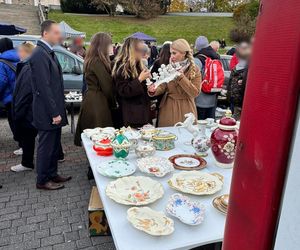 Wcisło buszuje na pchlim targu.