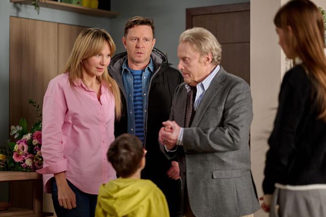 Na Wspólnej odc. 4018. Juliusz (Daniel Olbrychski), Wojtek (Wojciech Błach), Żaneta (Anna Guzik), Ludwiczek (Gustaw Marczak), Mania (Zuzanna Kaszuba)