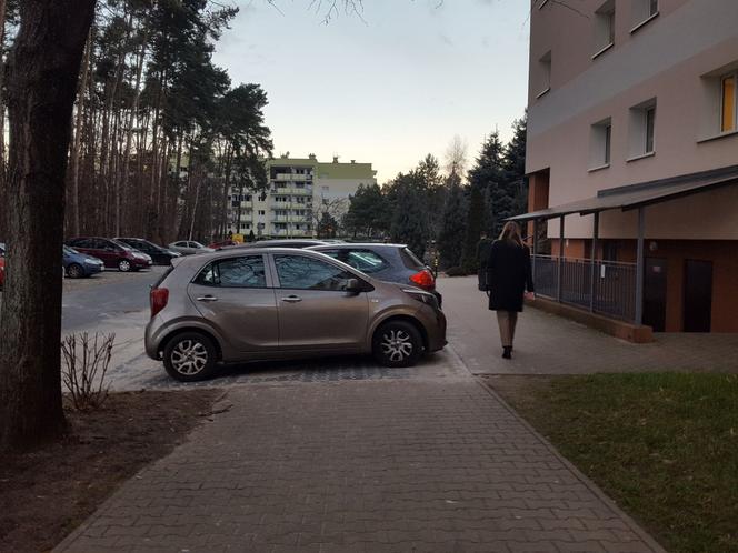 Parkingowy absurd na osiedlu Rejtana w Lesznie 