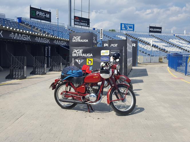 Osy kręciły kółka na stadionie żużlowym w Lesznie. Ogólnopolski zlot skuterów Osa Osieczna-Leszno 