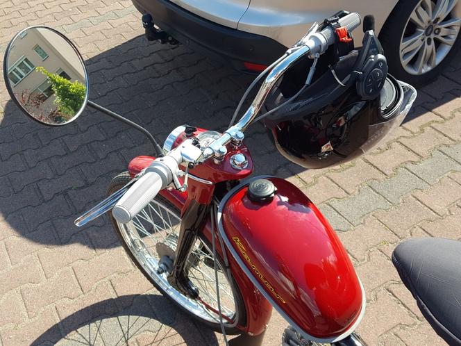 Fani starych polskich motorowerów z Bzyk Raider ze Swarzędza zrobili sobie postój w Lesznie