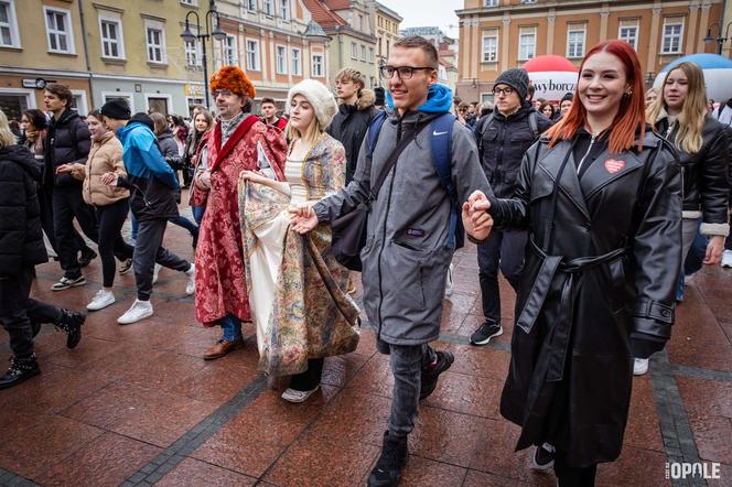 Maturzyści tańczą poloneza na Rynku w Opolu